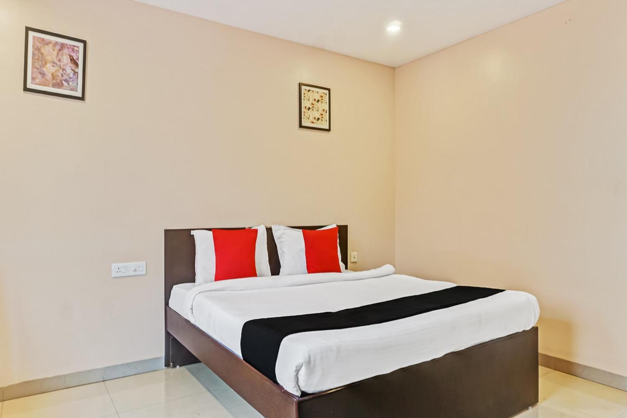 Hotel O Log Inn Plaza Near Eon It Park Pune Exterior foto
